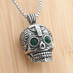 Collar de Hombre Punk Retro con Colgante de Calavera de Acero Inoxidable y Ojos de Gemas Verdes - Product Image 1