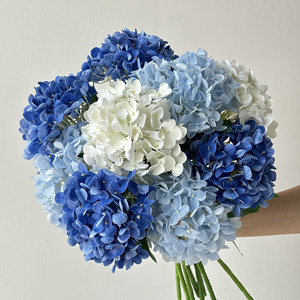 Fleurs artificielles en soie d'hortensia Haiyi, 72 pièces, toucher hydratant, décoration de mariage et de maison, bouquet bleu et blanc - Product Image 1