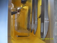 Ligne de peinture électrostatique pour chariots élévateurs avec four de cuisson et cabines de pulvérisation, système de traitement de surface métallique entièrement automatique