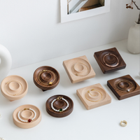 Présentoir à bijoux en bois massif personnalisé avec base en piédestal pour bagues, bracelets et colliers, idéal pour vitrine de boutique