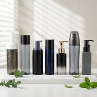 Coffret Cadeau Soins Homme : Lotion, Spray, Mousse, Tonique – Bouteille Transparente Noire Fumée avec Pompe Dorée – Cosmétiques Vides en Gros, Logo Personnalisé