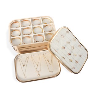 Vassoio Espositore <span class=keywords><strong>per</strong></span> Gioielli di Lusso Impilabile, Cornice in Metallo Oro Champagne, Organizzatore in Velluto Beige <span class=keywords><strong>per</strong></span> Collane, Anelli e Bracciali - Product Image 1