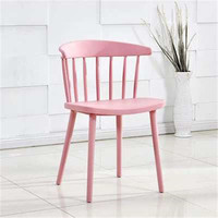 Chaises et table en plastique d'extérieur, design moderne, mobilier minimaliste, chaises d'hôtel, gris clair et brun foncé, chaise de salle à manger bon marché