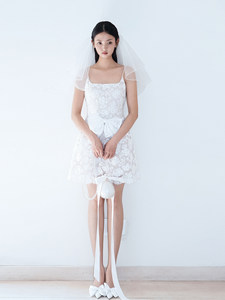 La Sposa è una Super Fata, con un Velo Floreale Bianco e un Accessorio per Capelli Corti con Bordo Soffice - Product Image 2