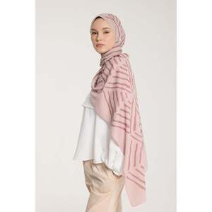 Foulard carré Pure Tone en mousseline de soie à imprimé numérique motif V, couleur latte nude, doux pour la peau - Product Image 3