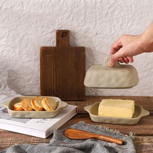 Recipiente de barro exclusivo para cocina con tapa de vidrio y cuchillo para mantequilla, hecho a mano con textura pellizcada y diseño rectangular. - Product Image 3