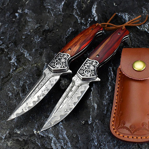 سكين تخييم وبقاء قابل للطي من فولاذ دمشقي VG10 بـ67 طبقة مطروقة بنمط السلم ومقبض خشبي متعرج مع غمد جلدي - Product Image 5