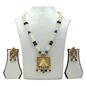 Elegante Conjunto de Collar Largo con Cuentas Plateadas y Perlas Azules y Blancas, Colgante Cuadrado Tradicional Chapado en Oro y Pendientes a Juego - Product Image 1
