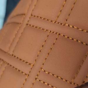 PVC <span class=keywords><strong>Éponge</strong></span> Cuir Rouleau Élastique En Relief Brodé Matelassé Synthétique Doux <span class=keywords><strong>Microfibre</strong></span> <span class=keywords><strong>Tissu</strong></span> Imprimé Métallique pour Sièges De Voiture - Product Image 2