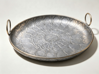 Plateau rond vintage en métal avec poignées en anneau, finition gris poudré avec décorations en or brossé et argent embossé, plateau de service décoratif