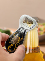 Décapsuleur en résine personnalisé OEM ODM avec spécimen d'insecte (scorpion, guêpe) en ambre époxy, cadeau souvenir, décoration de bar