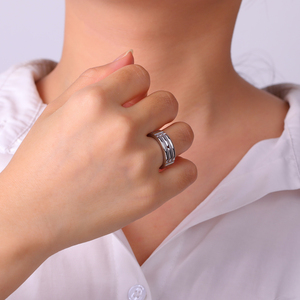 Bague Atlantis Minimaliste en Acier Inoxydable, Tendance et Élégante, Alliance pour Hommes et Femmes, Bijou Cadeau d'Anniversaire, Vente en Gros - Product Image 4