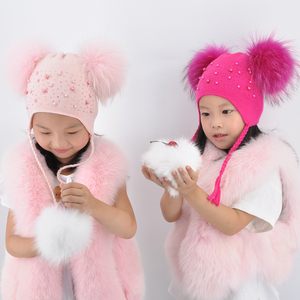 <span class=keywords><strong>Bonnet</strong></span> en <span class=keywords><strong>cachemire</strong></span> mélangé personnalisé pour enfants avec <span class=keywords><strong>pompon</strong></span> en fourrure de raton laveur détachable – Collection Automne 2023 - Product Image 1