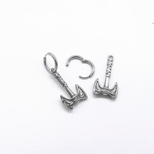 Boucles d'oreilles créoles pour hommes plaquées or, hypoallergéniques, avec breloque hache Viking gravée, style vintage Viking Punk Gothique, pour oreilles percées, cadeau - Product Image 3