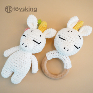 Ensemble apaisant pour bébé avec adorable licorne en crochet, bavoirs, <span class=keywords><strong>attache</strong></span>-sucette - Ensemble cadeau pour nouveau-né de 6 pièces - Product Image 4