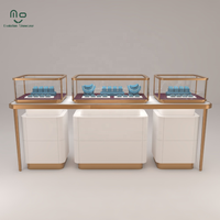 Vitrine de présentation de bijoux moderne et élégante avec éclairage LED doré, mobilier de magasin de bijoux, plan de sol de boutique de bijoux, comptoir de présentation de bijoux