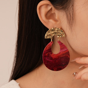 ต่างหูเข็มรูปตัวยูทำจากเรซินสีแดงแบบเรซินสำหรับสุภาพสตรี - Product Image 3