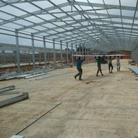Grand hangar industriel à portée libre pour l'élevage de bétail, l'entreposage agricole et les installations agricoles