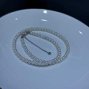 Collier polyvalent en perles d'eau douce naturelles 4-10 mm, style long 110 avec légers défauts, idéal pour les pulls - Product Image 4