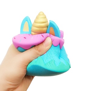 ของเล่นบีบยูนิคอร์นรูปเค้ก  PU Stress Ball Happyfoam ได้รับการรับรองมาตรฐาน EN71 ของขวัญขายส่งสำหรับเด็กผู้ชาย - Product Image 4