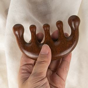 Popular logotipo personalizado cabeza Gua Sha herramientas de masaje de cabello masaje peine de madera de sándalo cepillo masajeador de cuero cabelludo para el crecimiento del cabello - Product Image 3