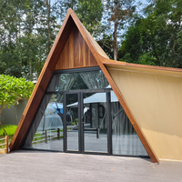 Tente de safari en forme de triangle imperméable pour le glamping en plein air avec paroi en verre