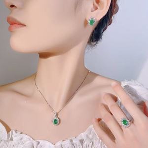 Parure de bijoux de luxe pour mariage avec pierres vertes, comprenant un collier pendentif halo en zircon cubique, des boucles d'oreilles clous et une bague, idéale pour les fiançailles et les fêtes. - Product Image 6