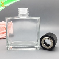 Diffuseur d'arômes au design simple de 140ml Bouteille en verre Diffuseur de parfum carré avec couvercle en bois et bouchon de liège en forme de rectangle plat