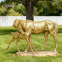 Sculpture en bronze de jument et de cheval poulain de taille réelle en fonte d'usine TREVI pour la décoration de jardin extérieur