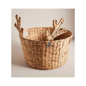 Panier en osier de renne en matériaux naturels Panier de rangement unique en jacinthe d'eau du Vietnam - Product Image 1