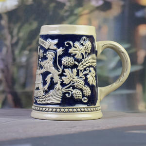 Boccale in Porcellana con Stemma della Birreria Tedesca - Rilievo Luppolo+Malto - Boccale per Vino e Birra Ecologico e Lavabile in Lavastoviglie - Product Image 4