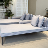 Chaise longue de piscine avec dossier en corde et coussins pour terrasse extérieure