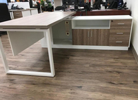 Bureau de la seconde guerre des etoiles, en forme de L, avec bureau de patron, tenue moderne