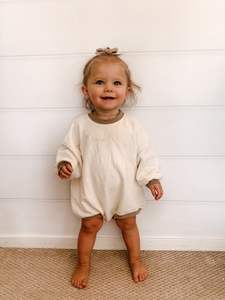 Combinaison bébé à manches longues en tissu éponge uni, coupe ample avec ourlet côtelé et boutons-pression - Product Image 4