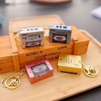 Porte-clés créatif rétro en forme de lecteur de cassette, motif tendance, pour sac à dos, clé de voiture, cadeau