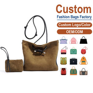 Bolso de Hombro de Gamuza Genuina de Grano Completo con Acabado de Gamuza Marrón, Cierre con Cordón Ajustable y Cordón Anudado, y Mini Bolsa Desmontable con Colgante - Product Image 1