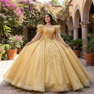 Robe de bal exclusive XS252 en plumes dorées, robe de soirée à paillettes - Product Image 1