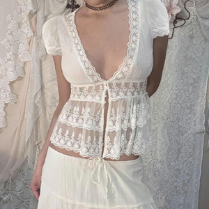 Top dulce y fresco con cuello en V y ribete de encaje, de color liso y efecto adelgazante para mujer. - Product Image 1