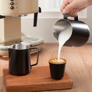 Jarra de leche de acero inoxidable con graduaciones para hacer café latte art, capacidad de 350 ml, forma redonda, sin tapa - Product Image 1