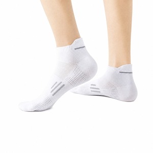 Chaussettes <span class=keywords><strong>de</strong></span> basketball basses blanches personnalisées avec zone ventilée en maille, chaussettes <span class=keywords><strong>de</strong></span> sport athlétiques pour <span class=keywords><strong>tapis</strong></span> <span class=keywords><strong>de</strong></span> <span class=keywords><strong>course</strong></span>, vente en gros OEM - Product Image 1