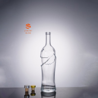 Bouteille en verre vide de 500 ml, design créatif sculpté et courbé, en verre hautement transparent, pour marque de distillerie, service de personnalisation en gros