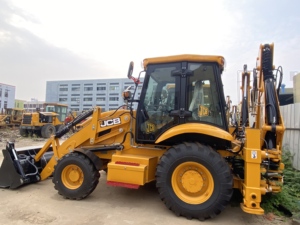 Chargeuse-pelleteuse JCB 3CX robuste, machine polyvalente pour les travaux de terrassement mineur en carrière et la manutention de pierres - Product Image 1