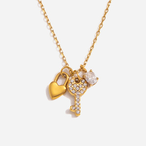 Collar con colgante de llave dorada y corazón con diamantes de imitación, joyería de regalo para uso diario - Product Image 1