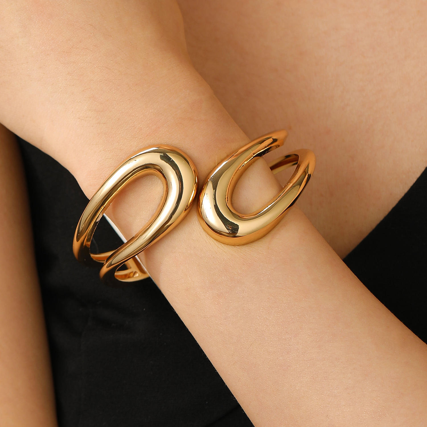 04 kc gold hollow water drop (bracelet) 9157