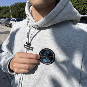 Parches Bordados de Tela de Lujo al por Mayor, Insignias con Logotipo Personalizado Magnéticas para Ropa, Bordados de Lujo Grandes/Pequeños para Deportes Escolares - Product Image 3