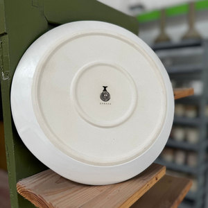 Assiette en céramique artisanale haut de gamme en grès émaillé à haute température, motif culture tribal, résistante au four et au micro-ondes, élégante pour la présentation et le service. - Product Image 3