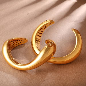 Brazalete Abierto de Aleación de Zinc con Diseño Hueco Dorado Retro Europeo Americano de Gran Tamaño para Fiesta, Joyería para Mujer - Product Image 2