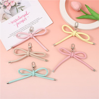 Porte-clés en cuir PU multicolore avec breloque créative en forme de nœud papillon, design corde suspendue, accessoire décoratif pour clés pour femmes