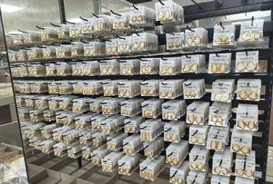 Hochwertige Frauen 18 Karat vergoldet klassischen Schmuck benutzer definierte hypo allergene Edelstahl Huggie Ohrringe Mode Creolen - Product Image 6