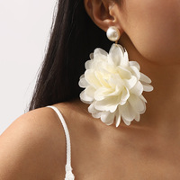 Pendientes florales de verano Diseño de moda Casual Holiday Fabric Pendientes de perlas Pendientes de flores de poliéster hechos a mano